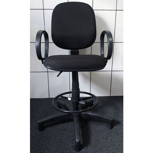 Cadeira para portaria, cadeira para condomínio, cadeira para porteiro, reforçada, assento encosto diretor em tecido na cor preta capacidade para 120 quilos, regulagem de altura a gás.