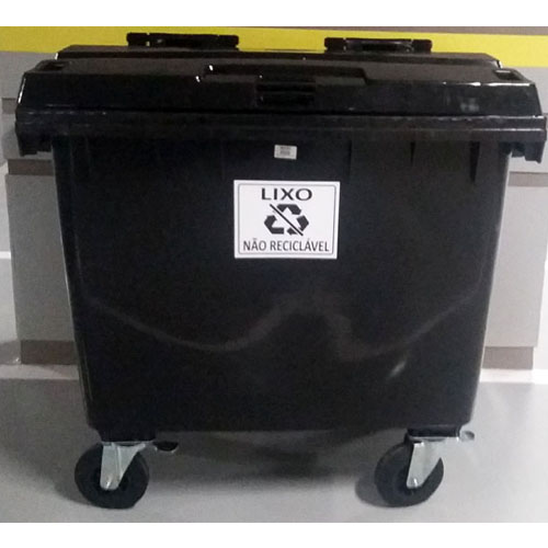 Contêiner plástico para lixo acompanha tampa articulada ao próprio corpo, munhões laterais para basculamento, dreno para escoamento de líquidos e quatro giratórios com rodas de borracha de 8
